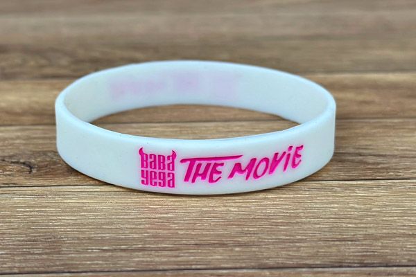 witte siliconen polsbanjdes met gravering + inkleuren, voor de film Baba Yega